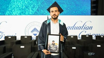 İstanbul'da mezuniyetini kutlayan Mohamad Sabra, acı bir kaybı onurlandırarak dikkatleri