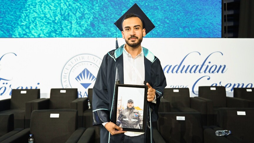 İstanbul'da mezuniyetini kutlayan Mohamad Sabra, acı bir kaybı onurlandırarak dikkatleri