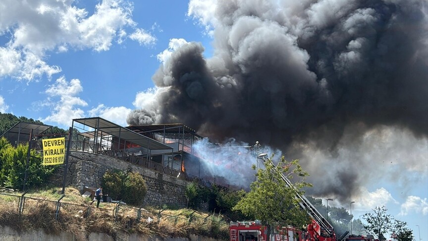 Maltepe'deki iki katlı bir restoranda meydana gelen yangın, itfaiye ekiplerinin