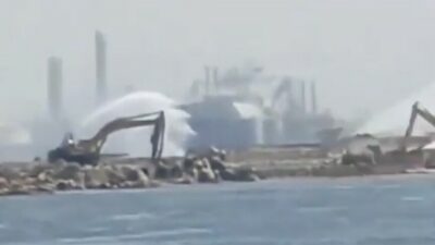 Dimyat Limanı'nda meydana gelen yangın, bölgedeki enerji üretimini tehdit ediyor.