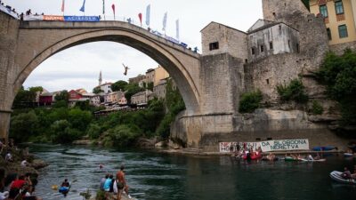 Bosna Hersek'in tarihi Mostar kentinde, 460. Geleneksel Mostar Köprüsü Atlayışları