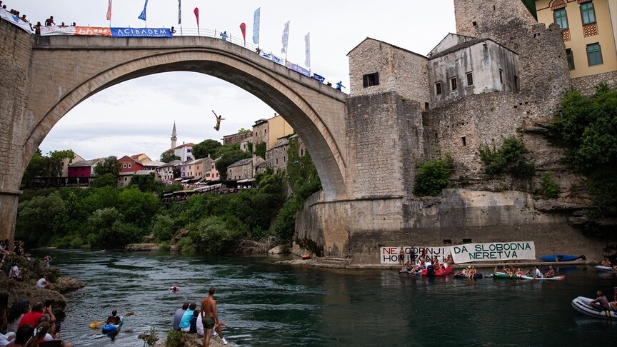 Bosna Hersek'in tarihi Mostar kentinde, 460. Geleneksel Mostar Köprüsü Atlayışları