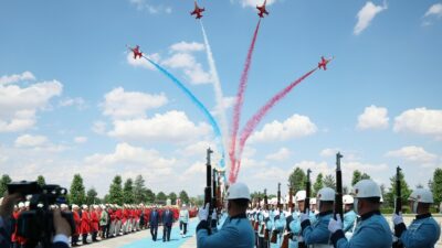 NATO, Türk Yıldızları'nın etkileyici selamlama uçuşunu sosyal medya üzerinden paylaştı.