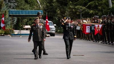 Türk Silahlı Kuvvetleri'nin lideri Orgeneral Selçuk Bayraktaroğlu, Kanada'nın askeri lideri