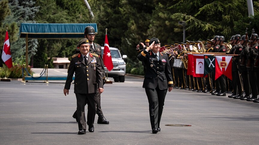 Türk Silahlı Kuvvetleri'nin lideri Orgeneral Selçuk Bayraktaroğlu, Kanada'nın askeri lideri