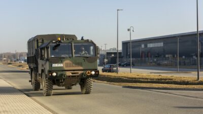Polonya, hava sahasında bulunan kimliği belirsiz cisme ait parçalarla sarsıldı.
