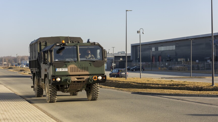Polonya, hava sahasında bulunan kimliği belirsiz cisme ait parçalarla sarsıldı.