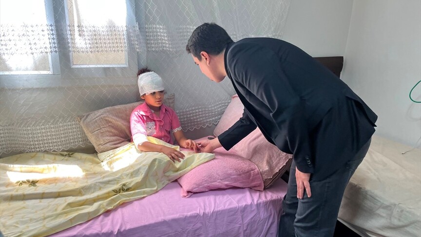 Sahipsiz köpeklerin saldırısına uğrayan 8 yaşındaki çocuk, hastaneye kaldırılarak tedavi