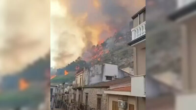 İtalya'nın Sicilya Adası'nda meydana gelen orman yangını, Castronovo beldesini tehdit