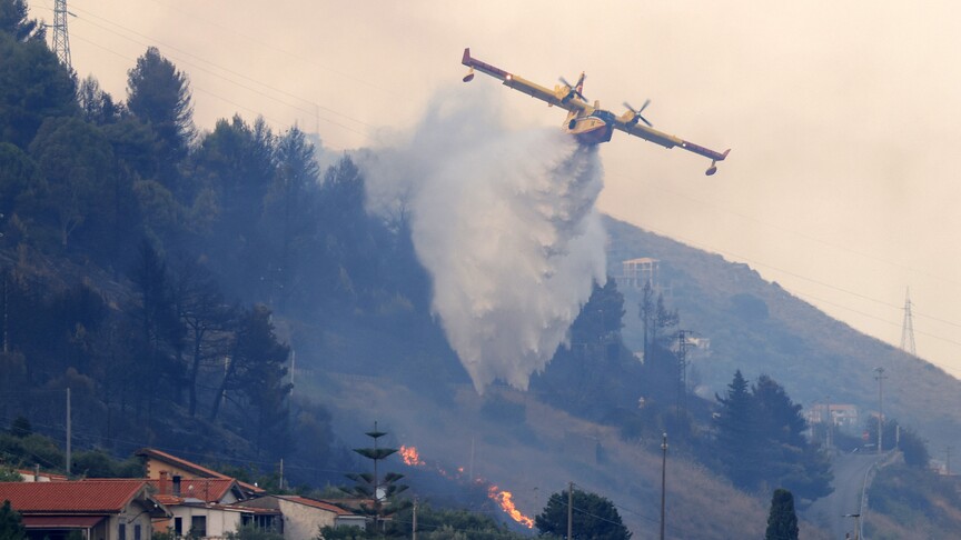 İtalya'nın Sicilya Adası'nda çıkan orman yangınları, rüzgarın etkisiyle şiddetini artırırken,