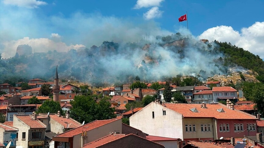 Kütahya'nın simgelerinden biri olan kalede çıkan yangına acil müdahale başlatıldı.