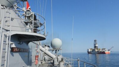 Karadeniz'de yürütülen sondaj faaliyetleri, TCG Turgutreis fırkateyninin güvenli koruması altında
