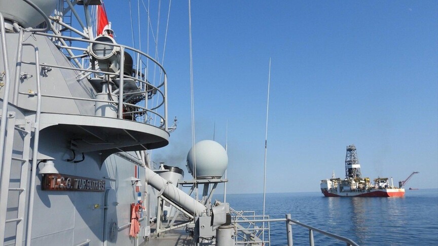 Karadeniz'de yürütülen sondaj faaliyetleri, TCG Turgutreis fırkateyninin güvenli koruması altında