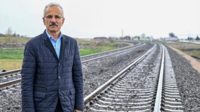 Ulaştırma ve Altyapı Bakanı Abdulkadir Uraloğlu, yerli simülasyon sistemiyle makinist