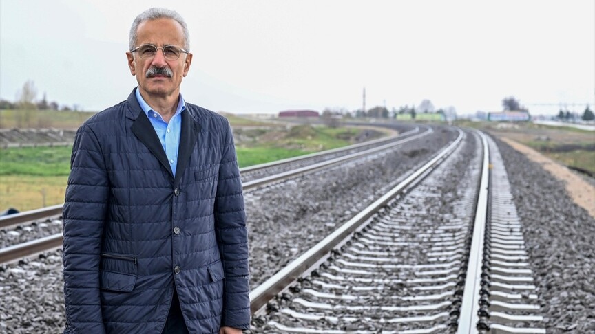 Ulaştırma ve Altyapı Bakanı Abdulkadir Uraloğlu, yerli simülasyon sistemiyle makinist