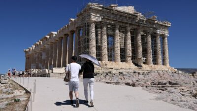 Yunanistan Sağlık Bakanlığı, artan sıcaklıklar nedeniyle vatandaşların dikkatli olmalarını istedi.