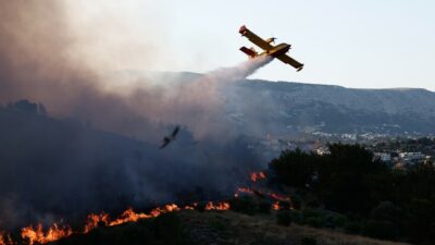 Rodos ve Korfu adalarında çıkan yangınlar, tatilcilerin ve yerel halkın