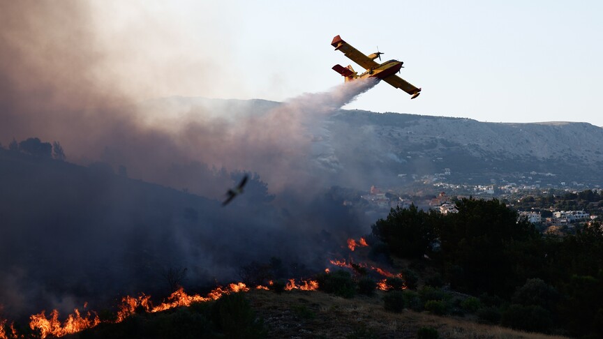 Rodos ve Korfu adalarında çıkan yangınlar, tatilcilerin ve yerel halkın