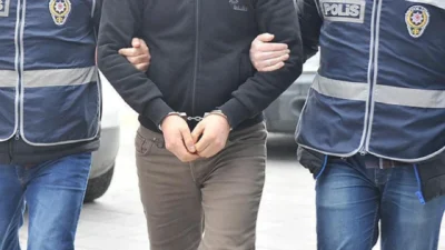 Kayseri'de dolandırıcılık ve yağma suçlarından aranan M.C.E., polis tarafından yakalandı.