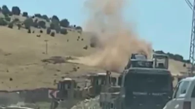Adıyaman-Çelikhan kara yolunda yapılan kontrollü patlatma, orman yangınına yol açtı.