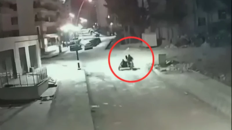 Antakya'da sepetli motosikletle hırsızlık yapan 3 kişi güvenlik kameralarına yakalandı.