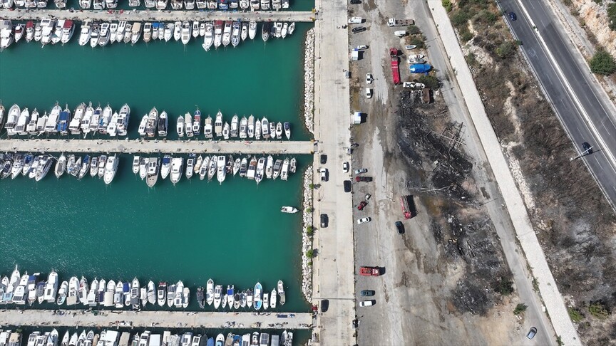 Antalya'da çıkan yangın, balıkçı barınağında 20'den fazla teknenin zarar görmesine