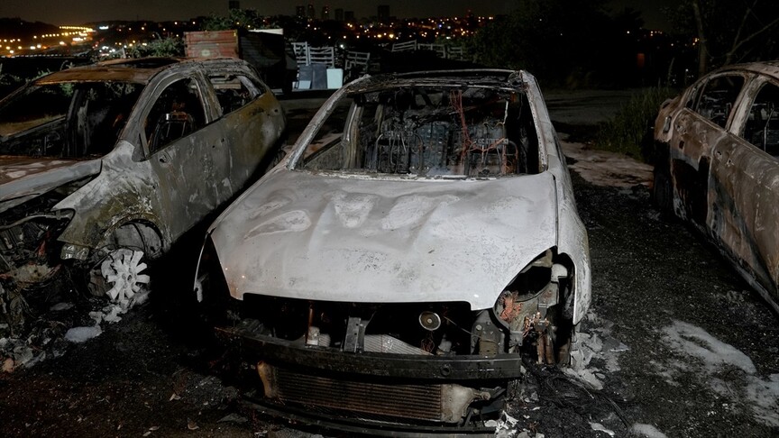 Avcılar'daki bir otomobil galerisinde çıkan yangında 3 araç alevlere teslim