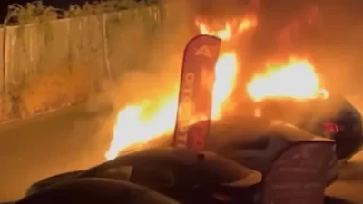 Avcılar'da bir oto galeriye ait otoparkta çıkan yangında 3 otomobil