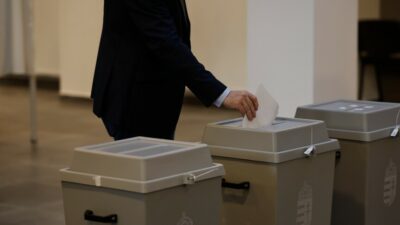 Avrupa'da aşırı sağ partilerin oy oranları artarken, merkez siyasetin bu