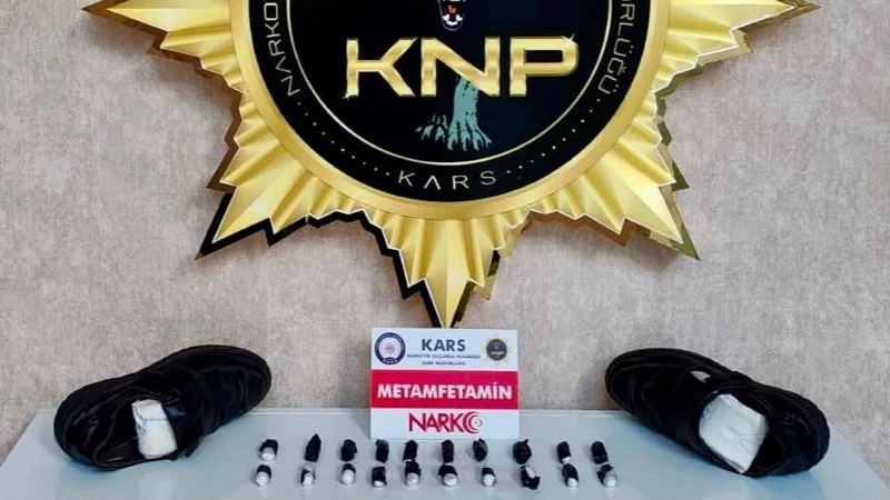 Kars’ta bir otobüste yapılan operasyonda, ayakkabı tabanına gizlenmiş 123,61 gram