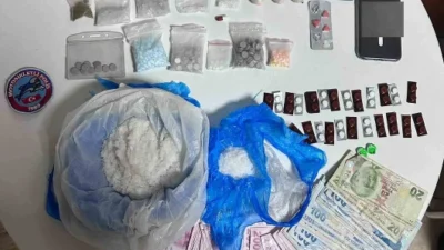 Bağcılar'da düzenlenen narkotik baskınında, kilolarca uyuşturucu madde ile birlikte çeşitli