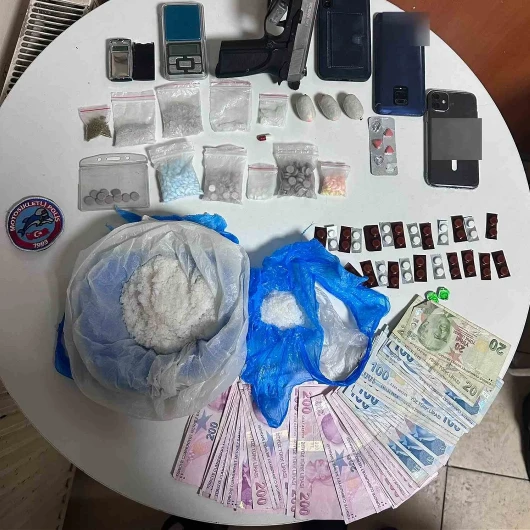 Bağcılar'da düzenlenen narkotik baskınında, kilolarca uyuşturucu madde ile birlikte çeşitli