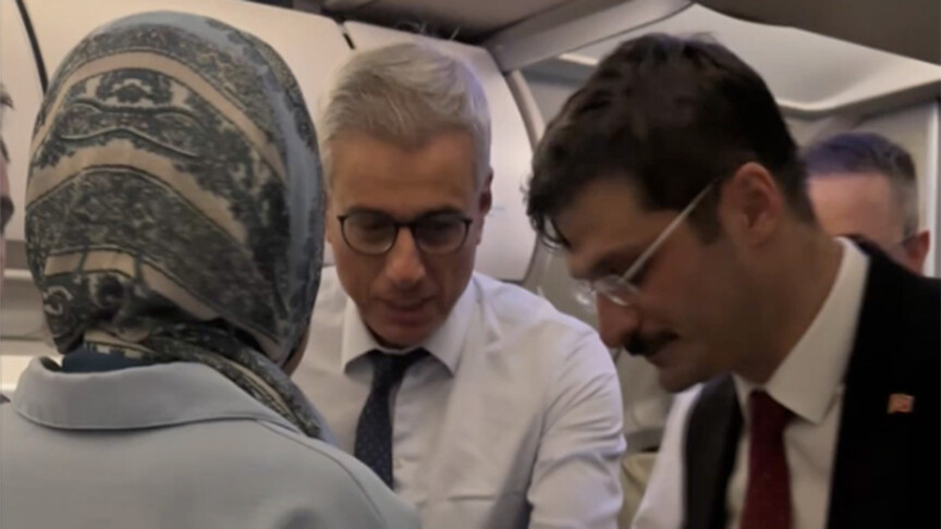 Sağlık Bakanı Kemal Memişoğlu, bir uçuş sırasında rahatsızlanan yolcuya anında