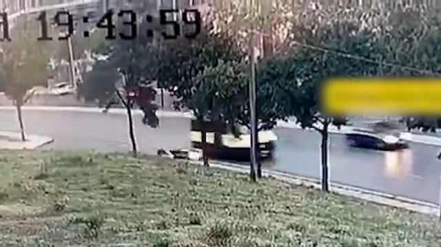 İstanbul Başakşehir'de bir minibüs, motosikletli kuryeye çarparak onu yere savurdu.