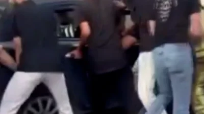 Beykoz'da bir aracın kaldırımdaki yayalara çarpıp dondurma dükkanına girmesi sonucu