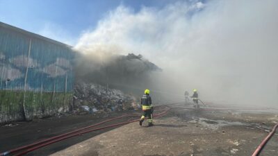 Bolu'da bir geri dönüşüm tesisinde çıkan yangın, itfaiye ekiplerinin hızlı