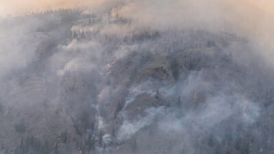 Kanada'nın British Columbia eyaletindeki orman yangınları, bölgedeki yaşamı tehdit ederken,