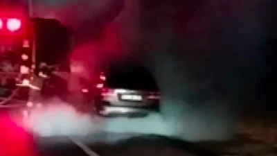Bursa'da bir lüks otomobilin motor kısmında çıkan yangın, itfaiye ekiplerinin