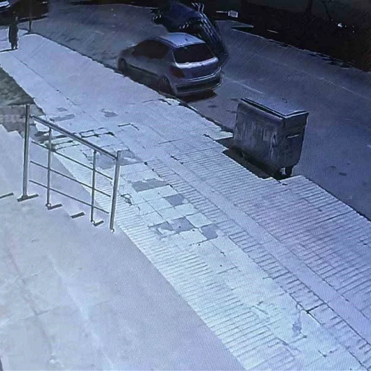Çorum'da meydana gelen ilginç kaza, sürücünün şans eseri yaralanmadan kurtulmasıyla