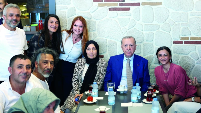 Cumhurbaşkanı Erdoğan, Üsküdar'da gerçekleştirdiği esnaf ziyaretiyle hem çocukları sevindirdi hem