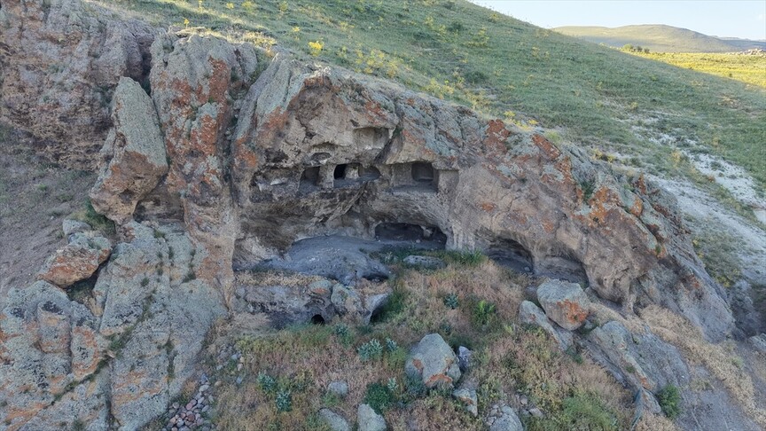 Erzurum'daki defineci tahribatı, tarihi yerleşim izlerini gün yüzüne çıkardı. Arkeolojik