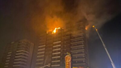 Diyarbakır'da bir plazada çıkan yangın, itfaiye ekiplerinin hızlı müdahalesiyle kontrol