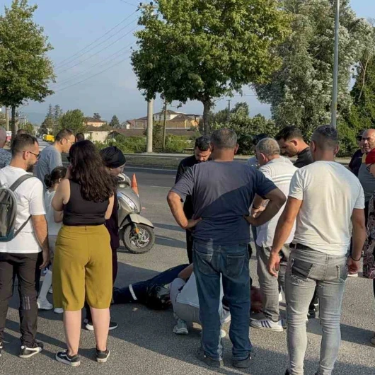 Düzce'de meydana gelen kazada bir motosiklet ile otomobil çarpıştı ve