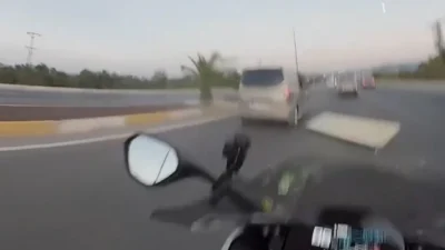 Edremit’te rüzgarın etkisiyle yola savrulan tahta parçası, motosiklet sürücüsüne kıl
