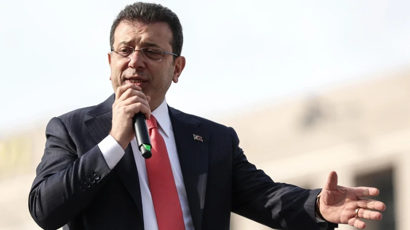 Ekrem İmamoğlu, CHP'den istifa ederek Yeni Parti'ye katıldığını duyurdu. CHP