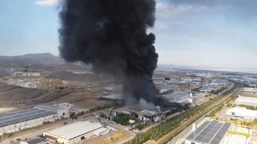Elazığ'da bir fabrikada çıkan yangın, hızlı müdahale ile kontrol altına