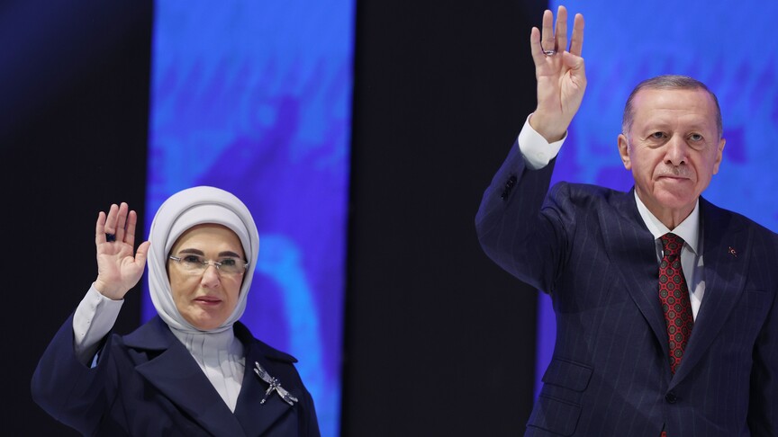 Emine Erdoğan, AK Parti'nin çeyrek asırlık sürecinde sağladığı hizmetleri vurgulayarak,