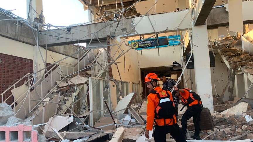 Endonezya'da meydana gelen 7,7 büyüklüğündeki depremde ölü sayısı 51'e yükseldi.