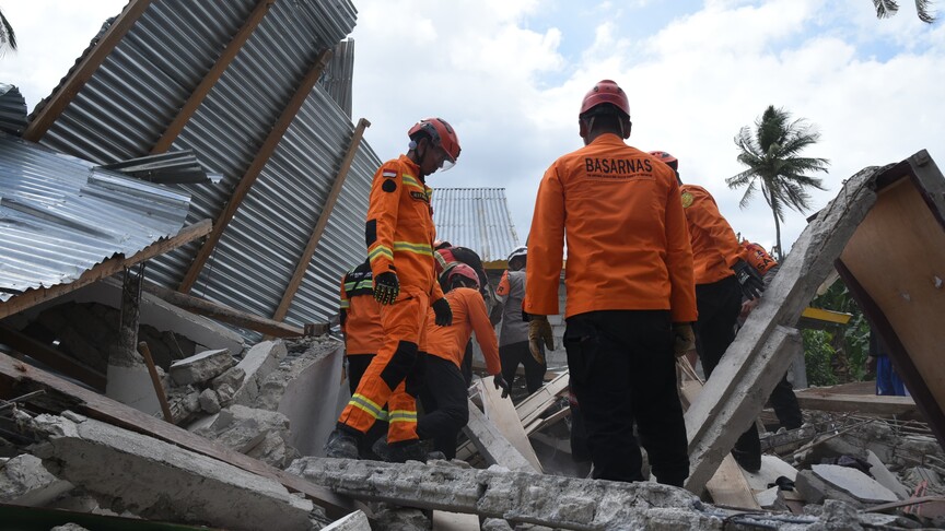 Endonezya'nın Flores bölgesinde meydana gelen 7,7 büyüklüğündeki depremde can kaybı