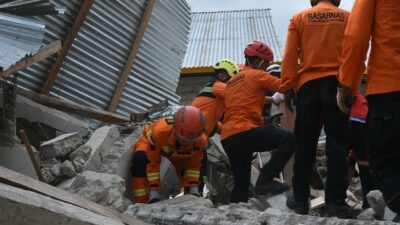 Endonezya'nın Flores bölgesinde meydana gelen 7,7 büyüklüğündeki depremde can kaybı